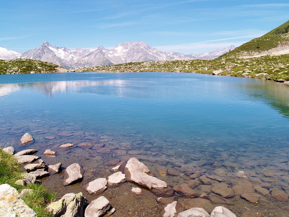 Lago di montagna ai confini tra Austria e Italia....