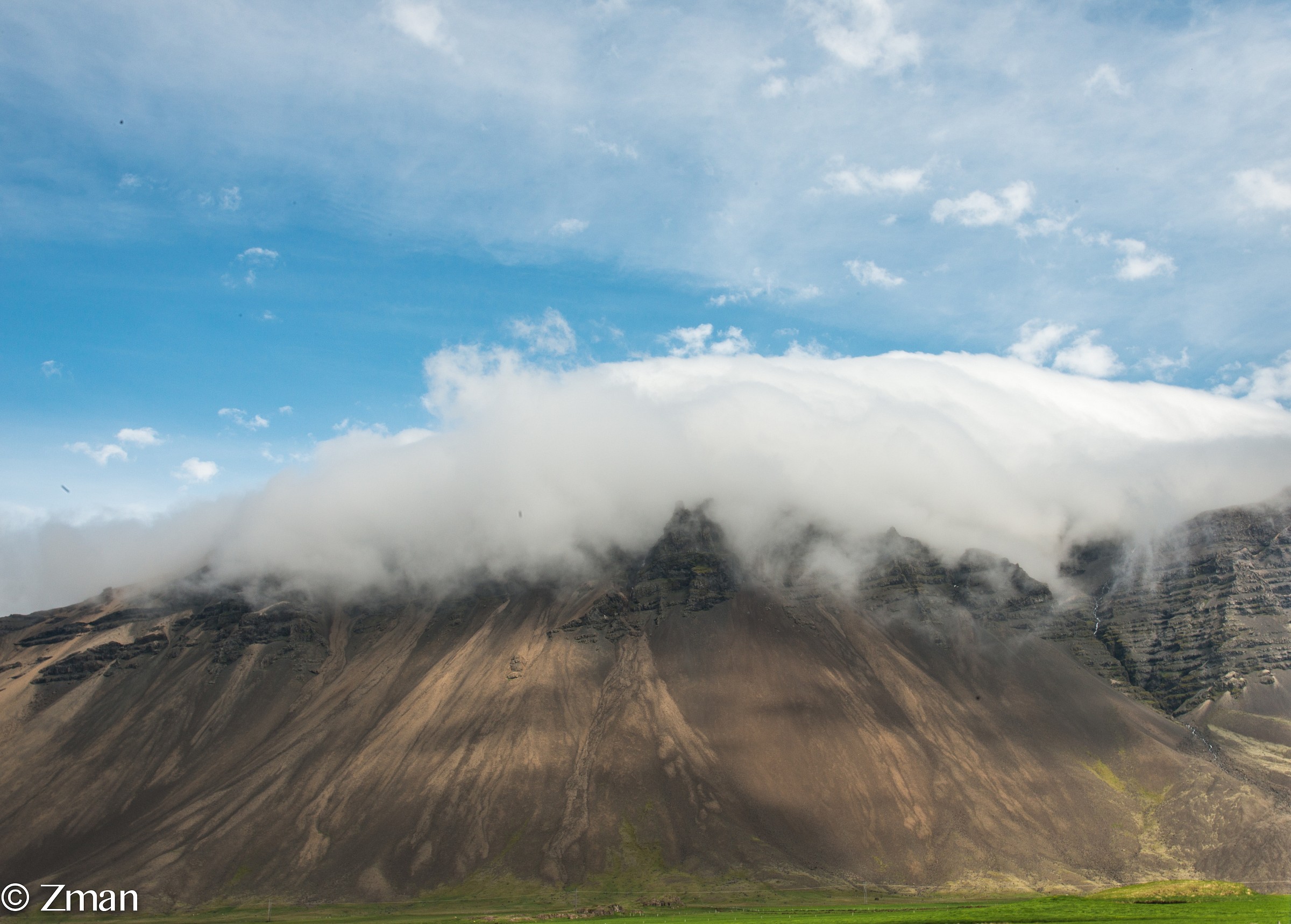 Il vulcano viene raffreddata da una nuvola...