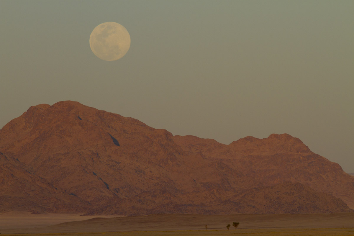 Luna sul Namib Naukluft Park...