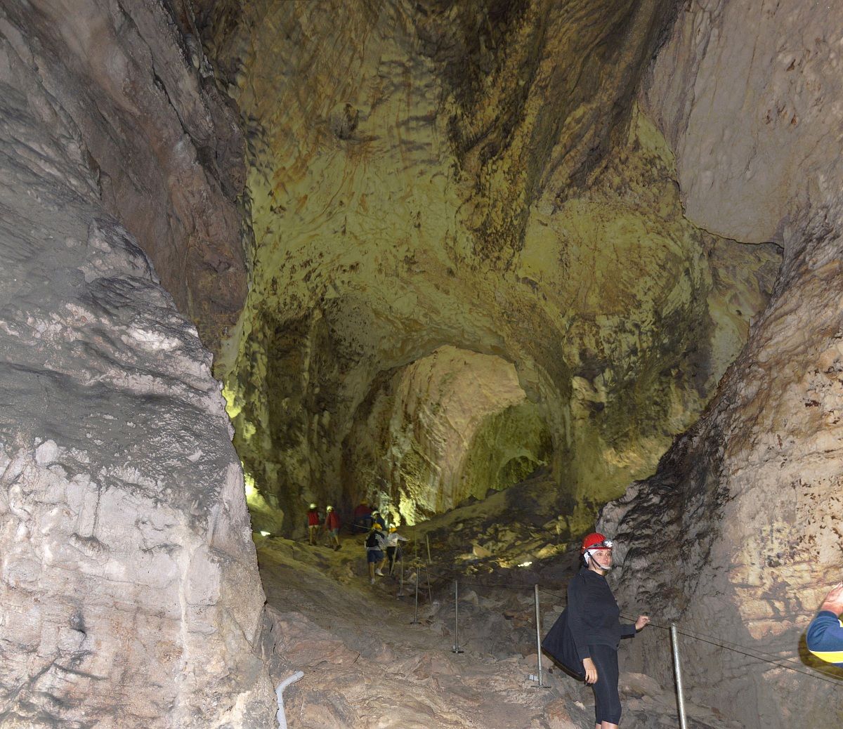 Dentro la grotta di Monte Cucco. (2)...