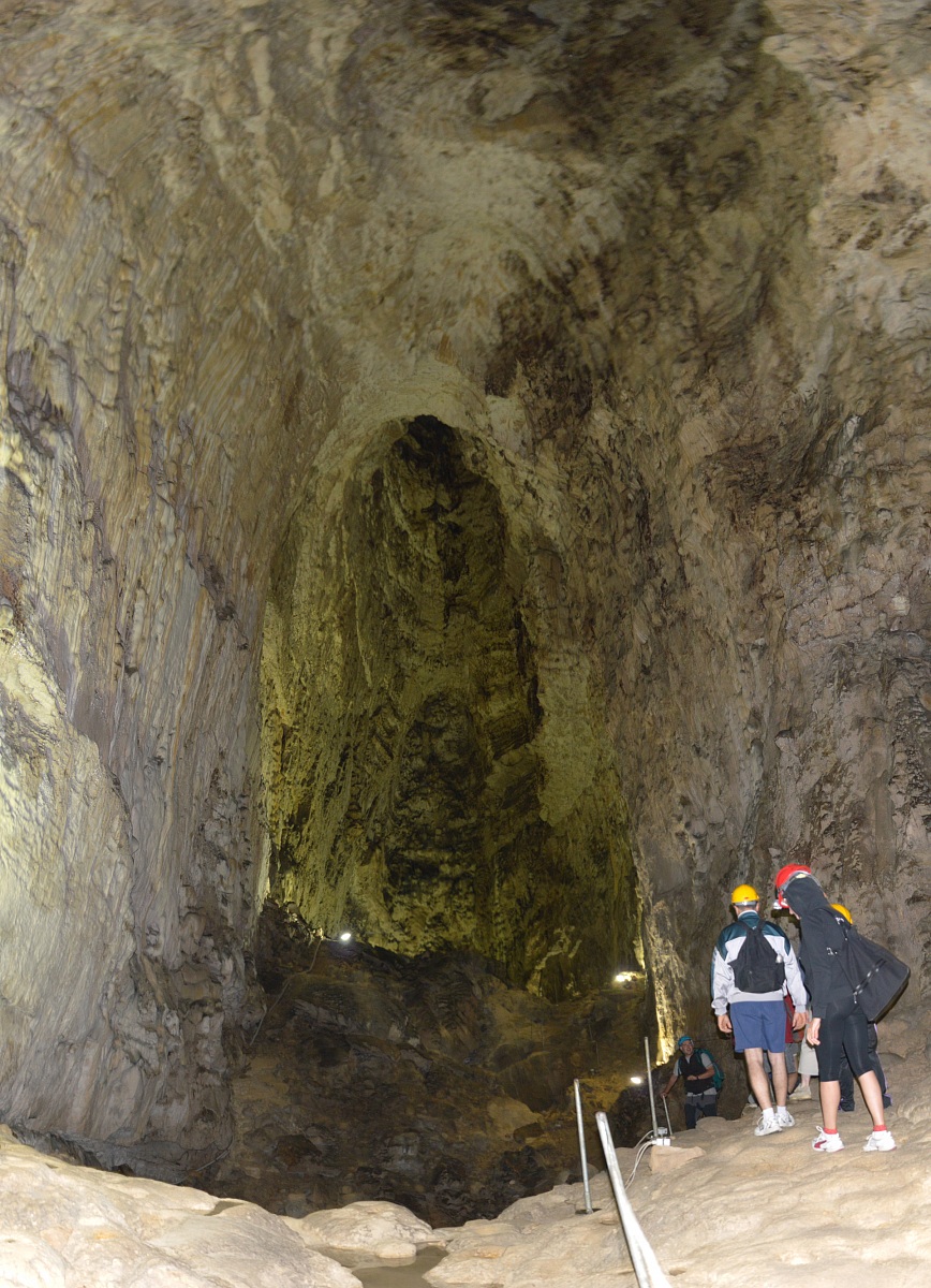 Dentro la grotta di Monte Cucco. (3)...