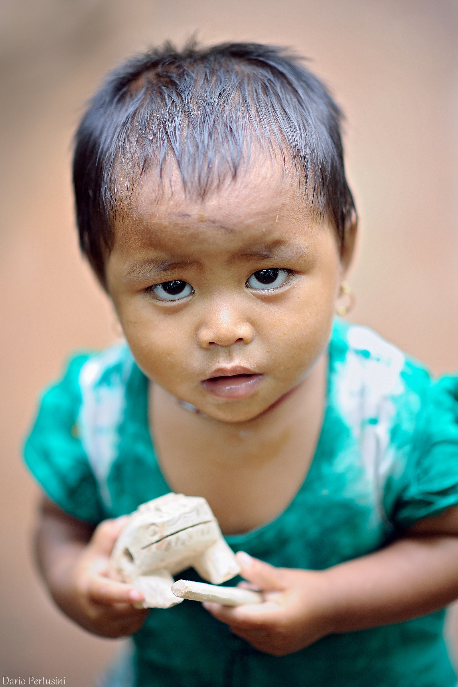 La bambina e il giocattolo (Lago Inle, Birmania)...