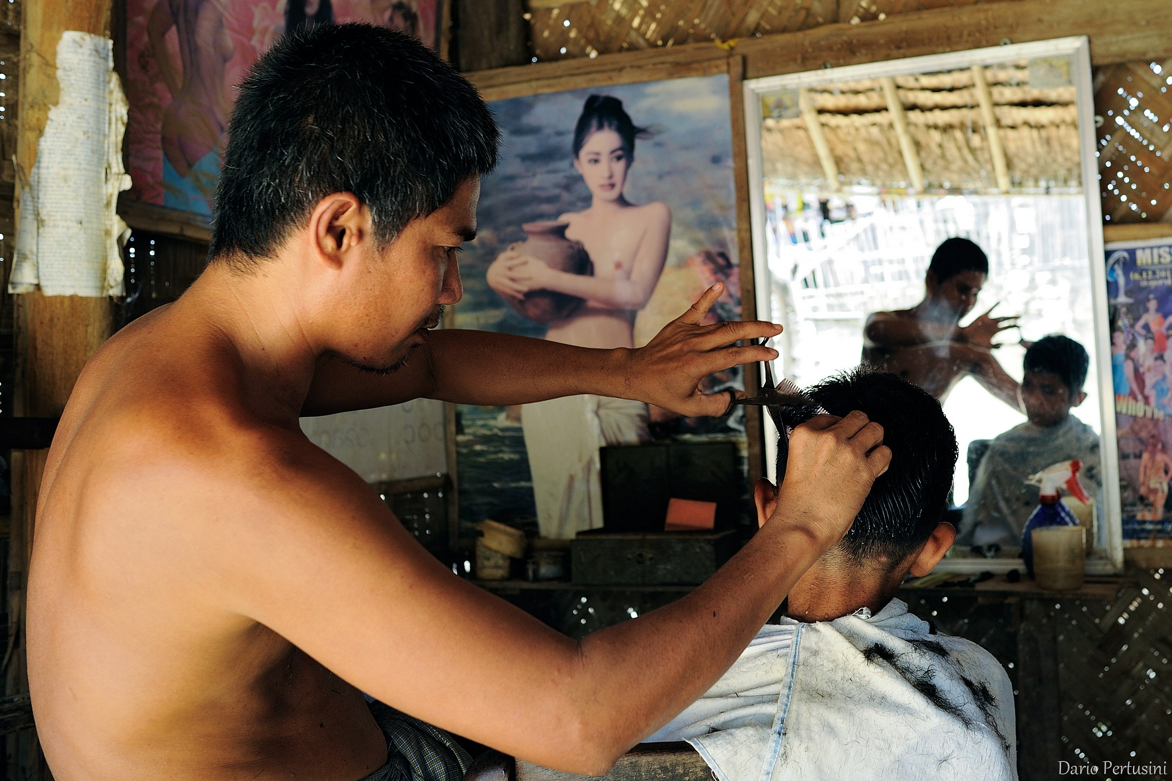 Dal parrucchiere (Bagan, Birmania)...