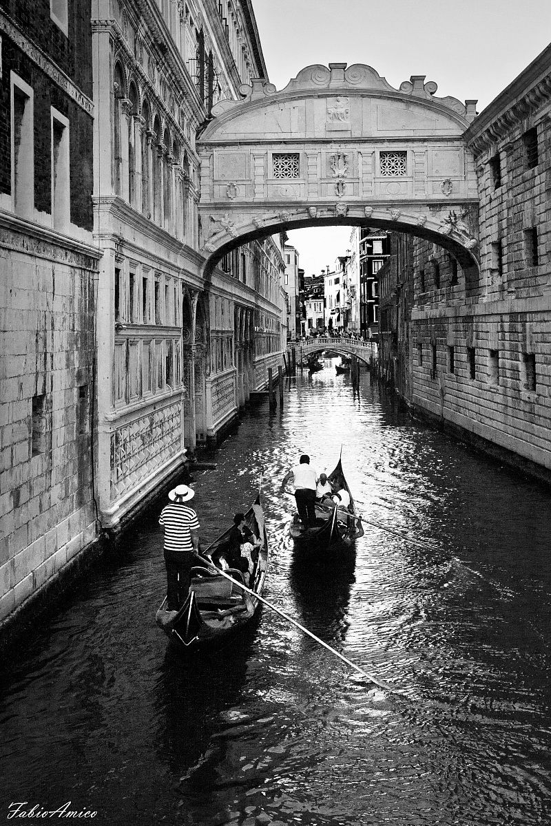 Ponte dei sospiri e gondolieri - Venezia...
