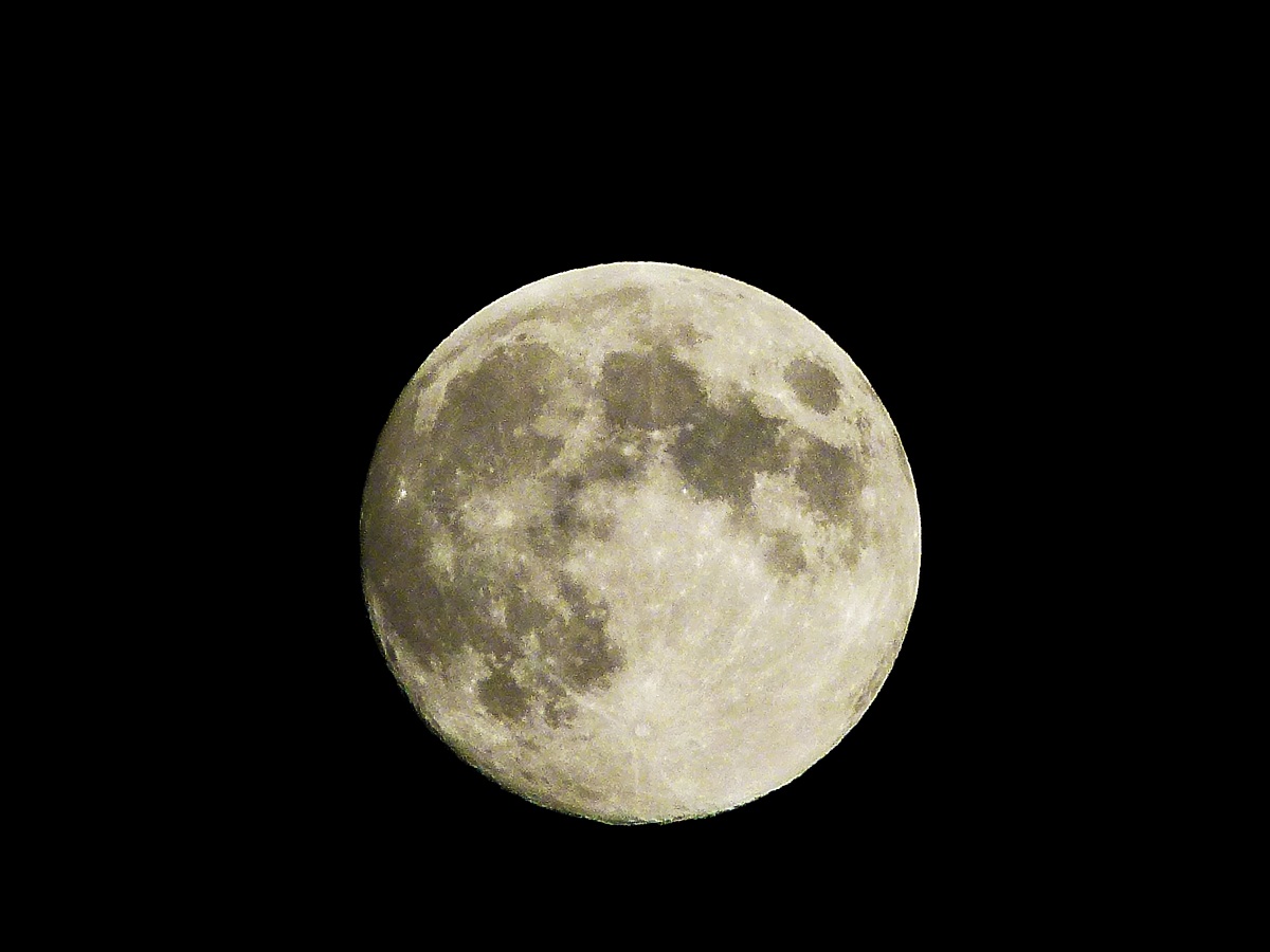 Nearly full moon September 18, 2013 at 20:35...