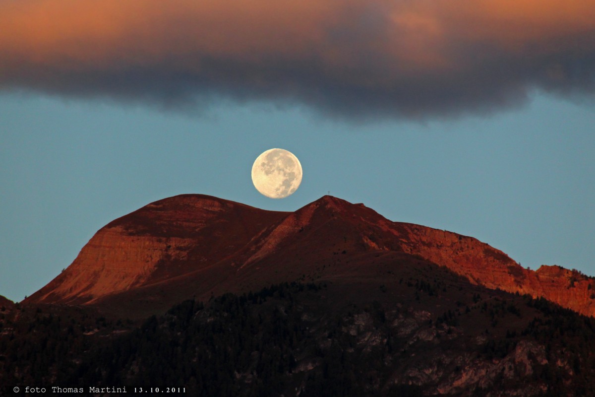 Monte Peller all' alba con luna piena...