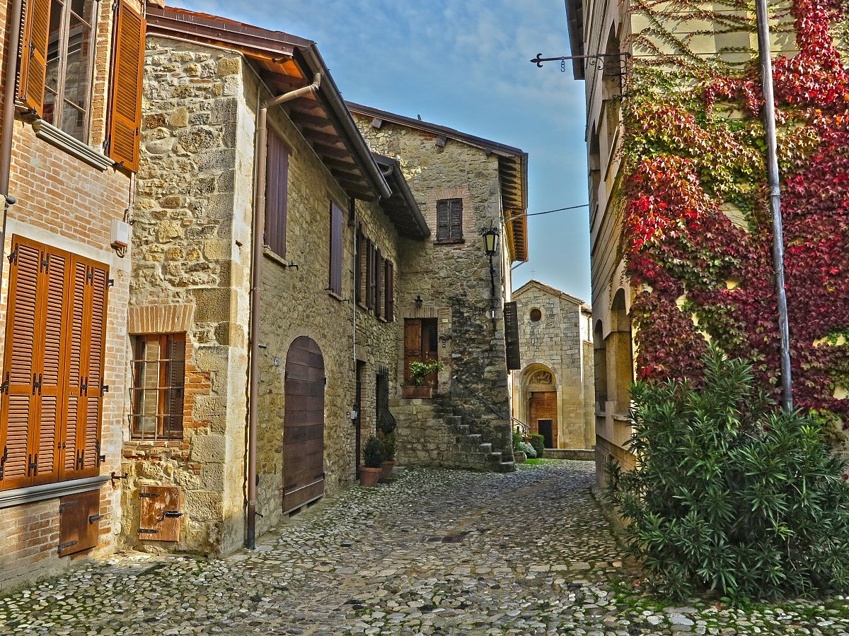 Borgo del castello di Vigolano HDR...