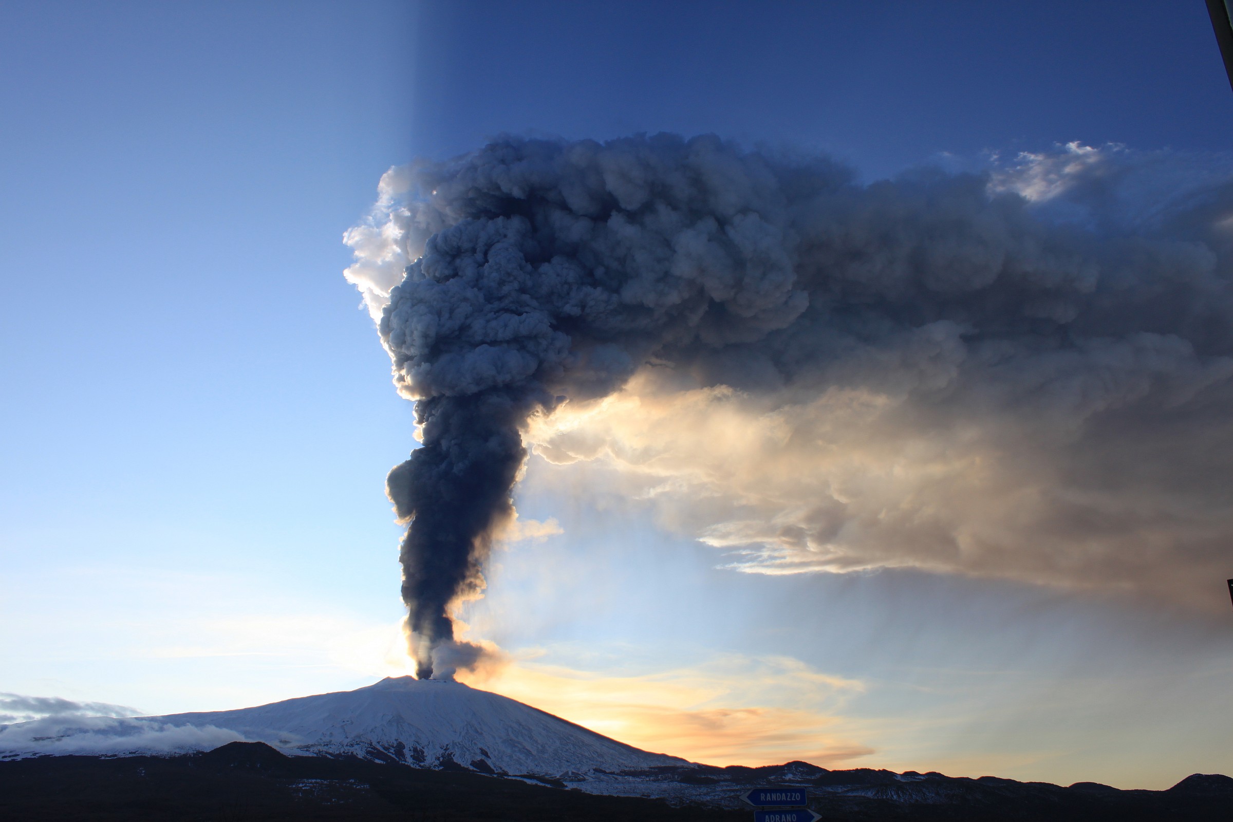 etna 6000 metri di fumata eruttiva...