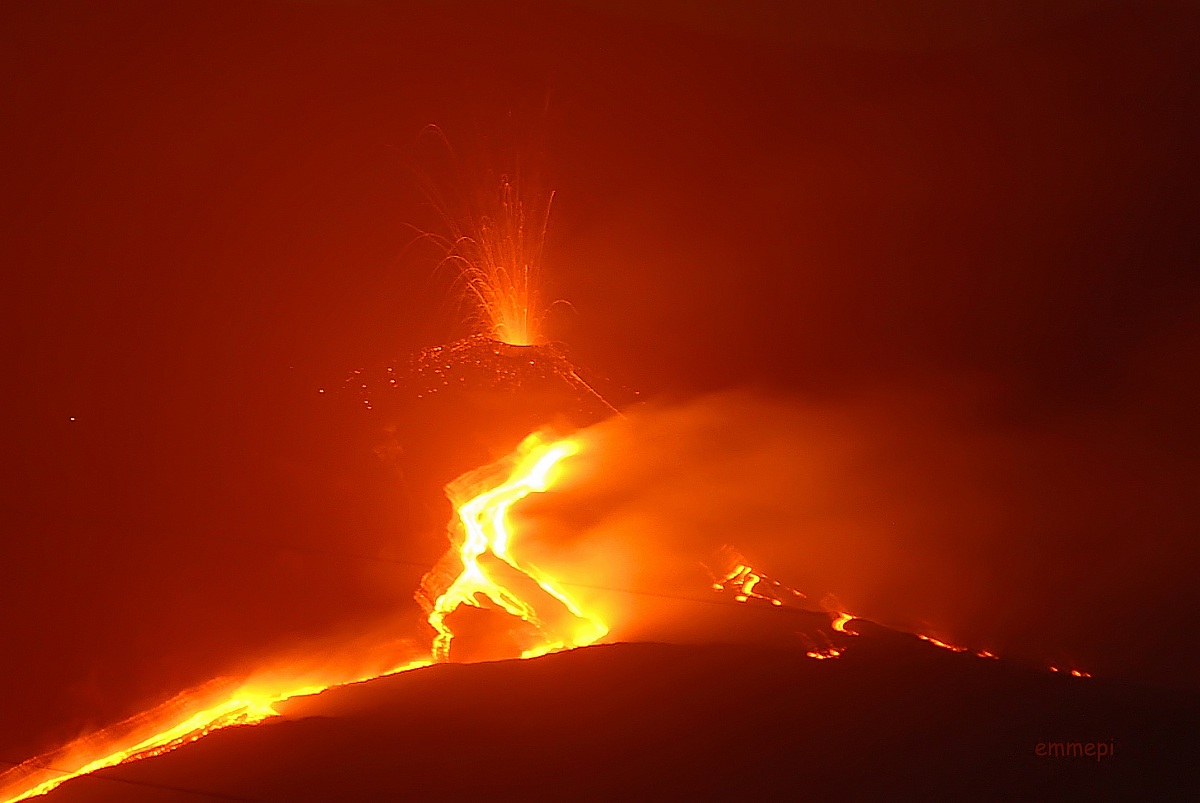 Eruzione Etna con formazione nuovo cratere...