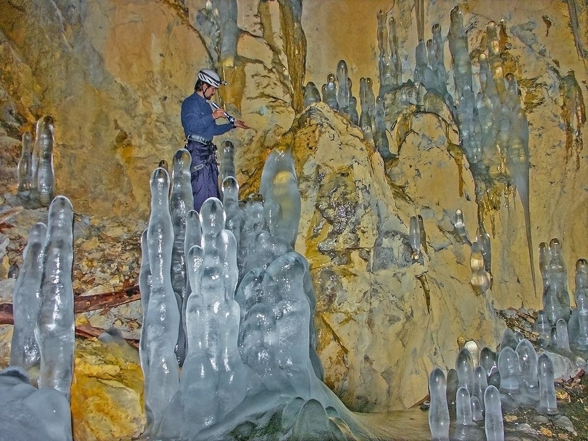 Grotta della Ghiacciaia del Moncodeno...