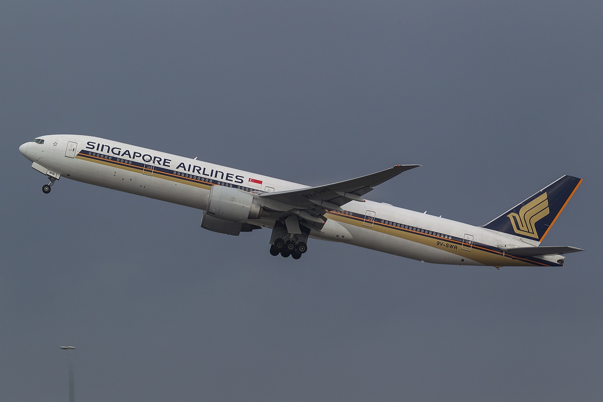 Singapore Airlines Boeing 777-300...