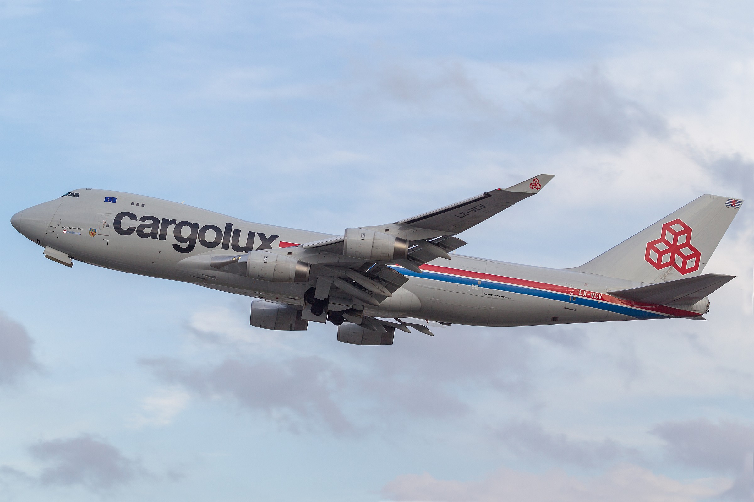 Cargolux Boeing 747-400 (setting Cargo)...