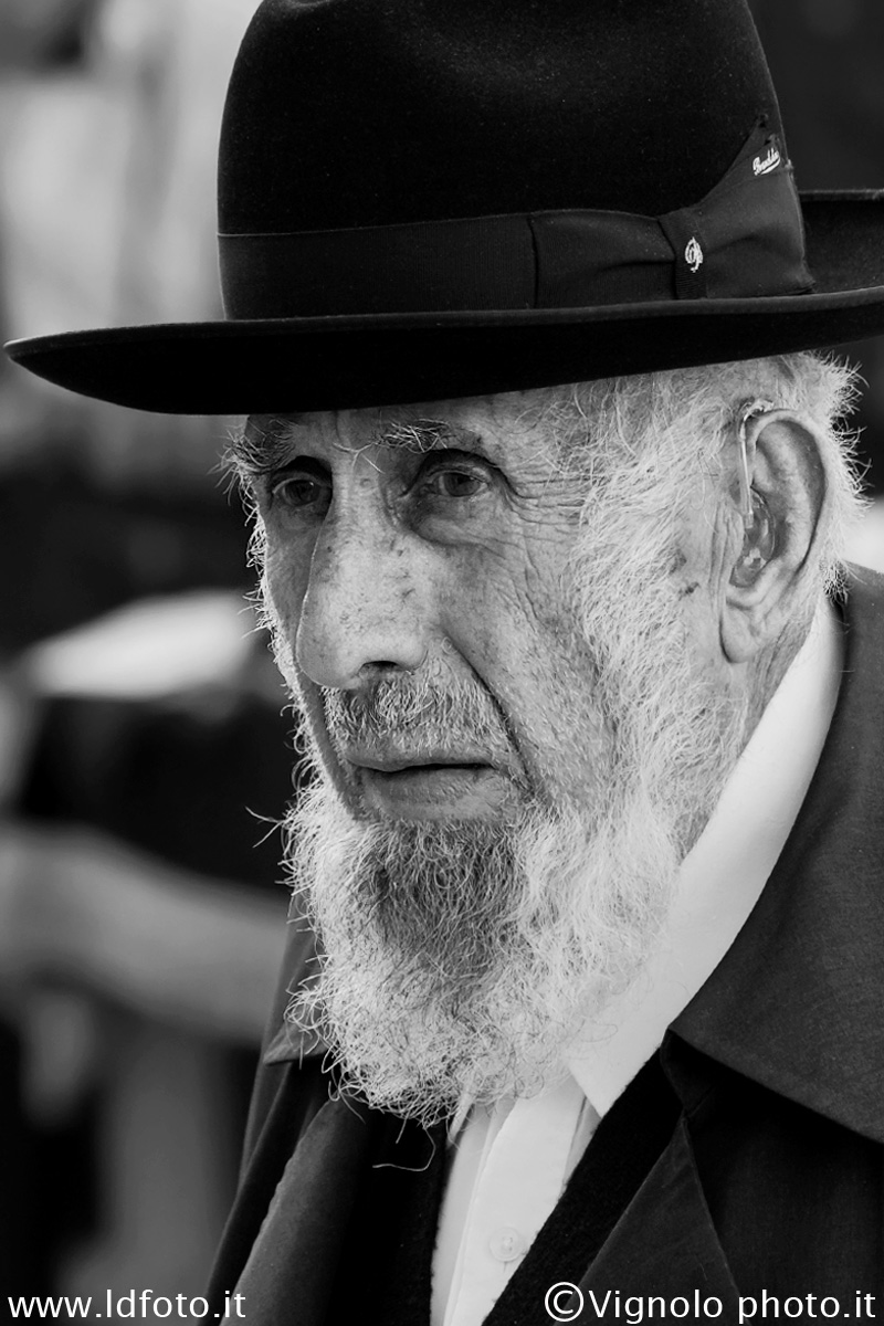 Jews praying 4...