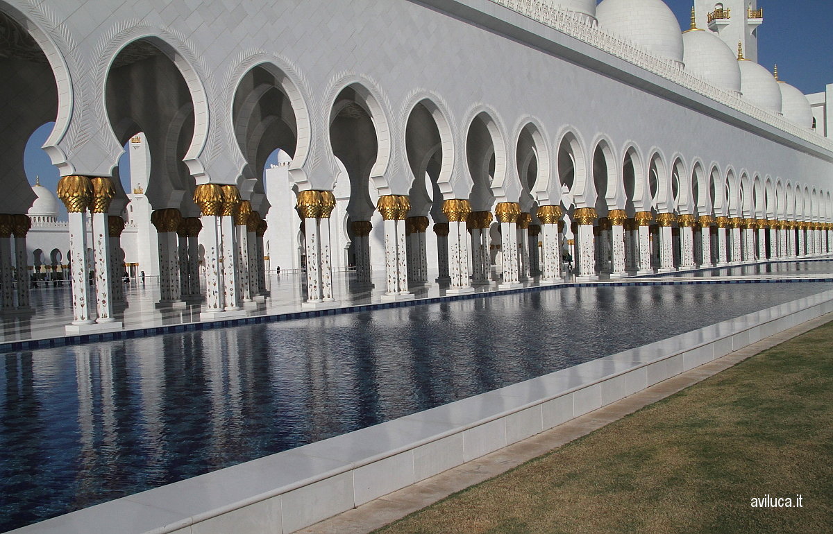 La Grande Moschea di Abu Dhabi...