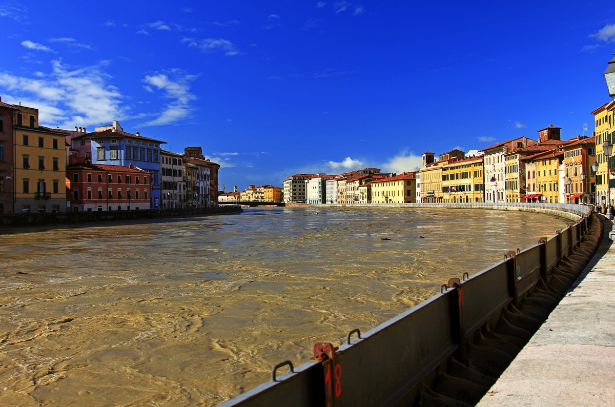 La curva dell'Arno in piena...