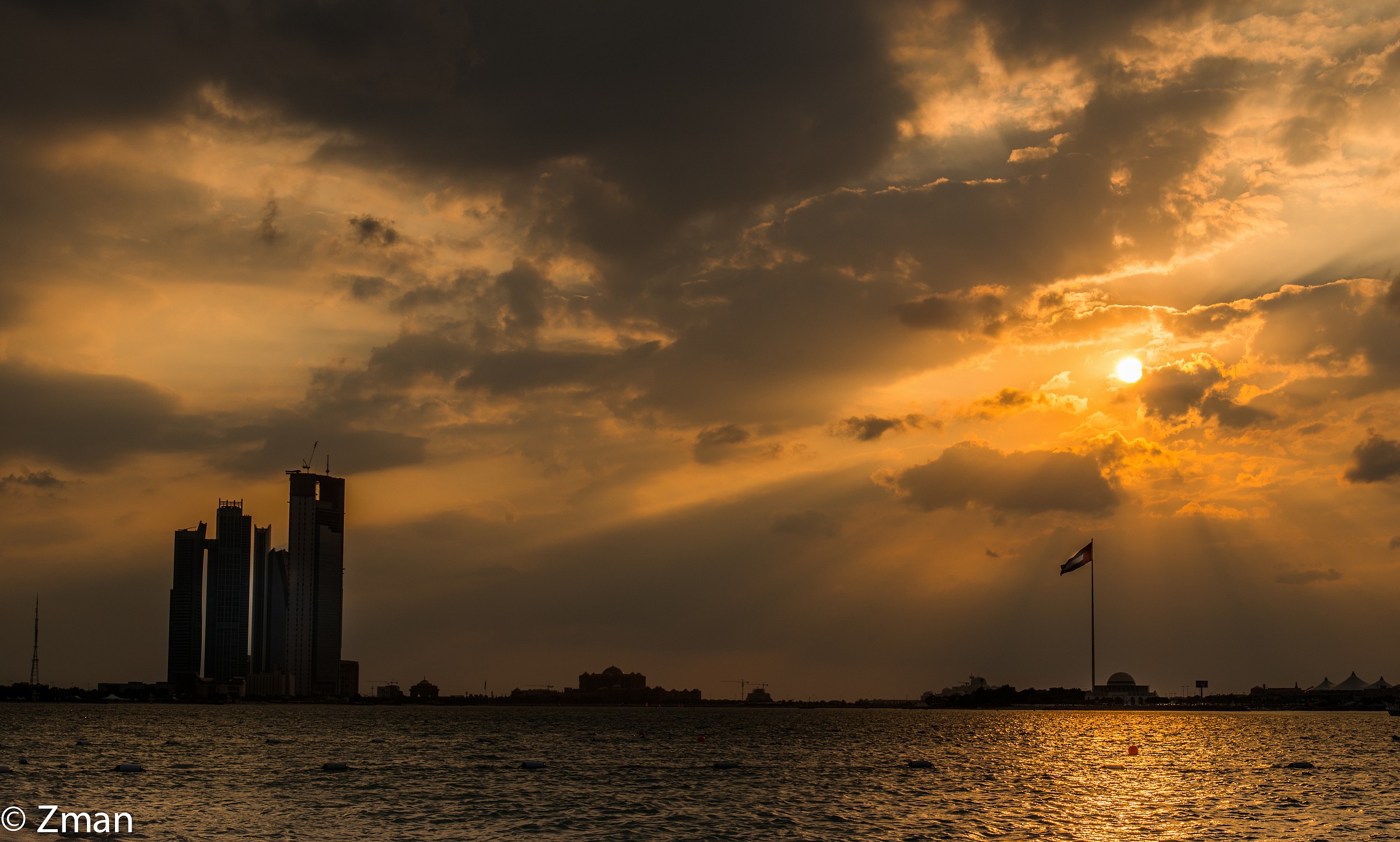 Aletihad Torri al tramonto da Abu Dhabi Corniche...