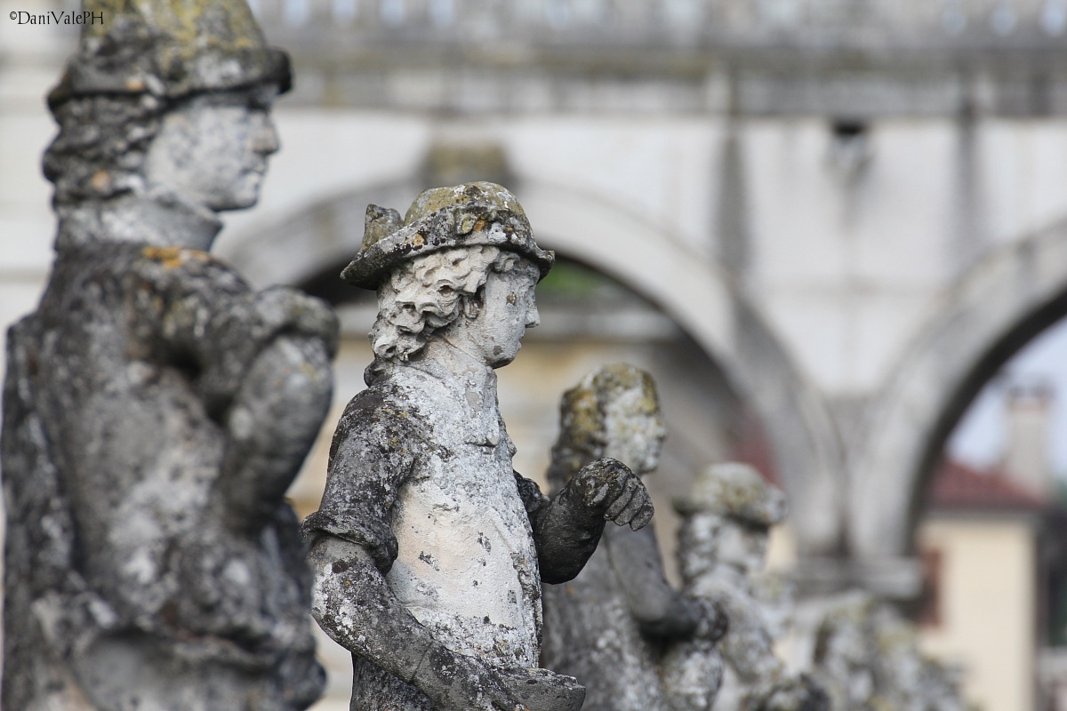 Statues ......