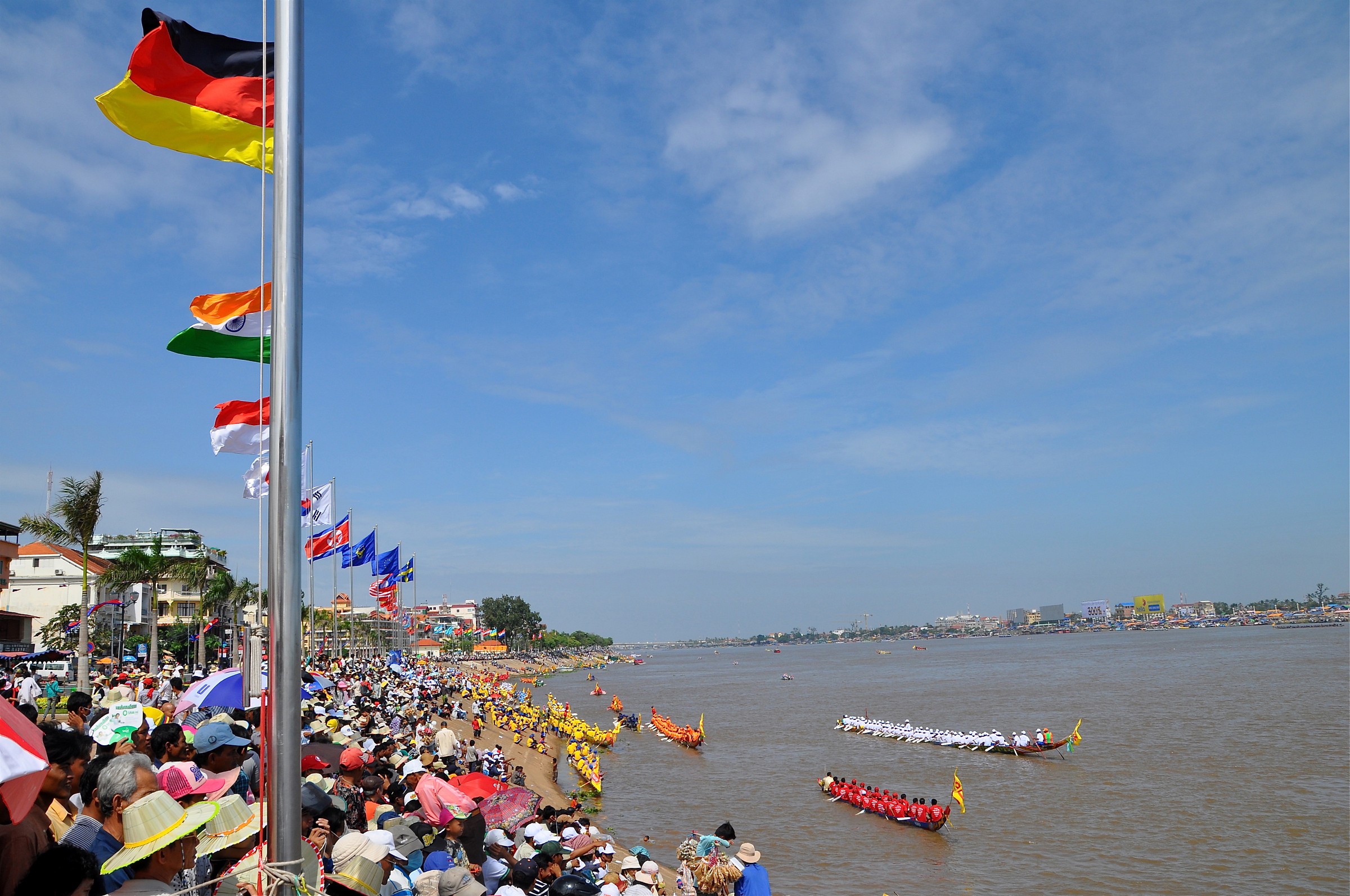 Gare di barche sul fiumeMekong a Phnom Penh...