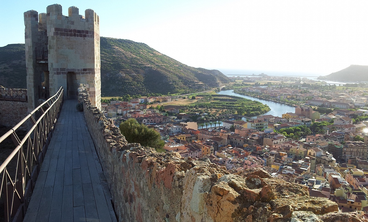 Bosa con il suo Castello...