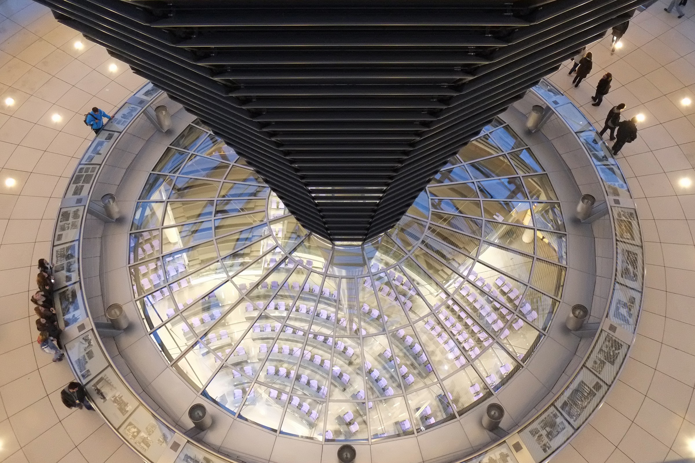 L'aula parlamentare dalla cupola del Reichstag...