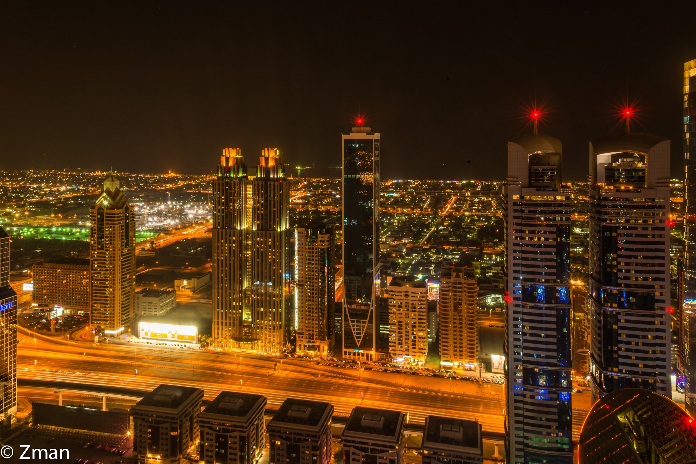 Sheikh Zayed Road di notte, Dubai...