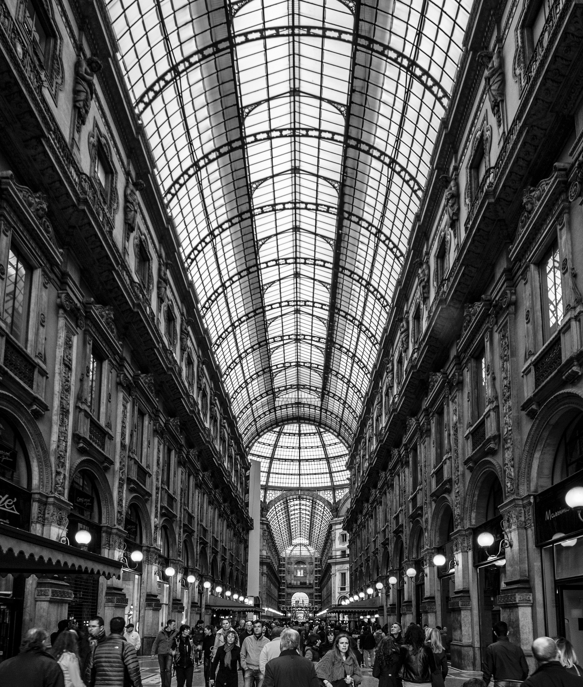 In basso scorre. Galleria Vittorio Emanuele, Milano...