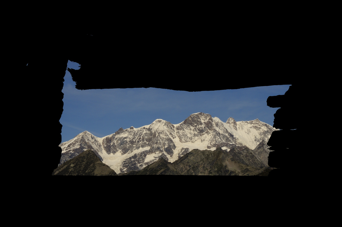 Monte Rosa dall'interno baita alpe Pianello-Rimasco...