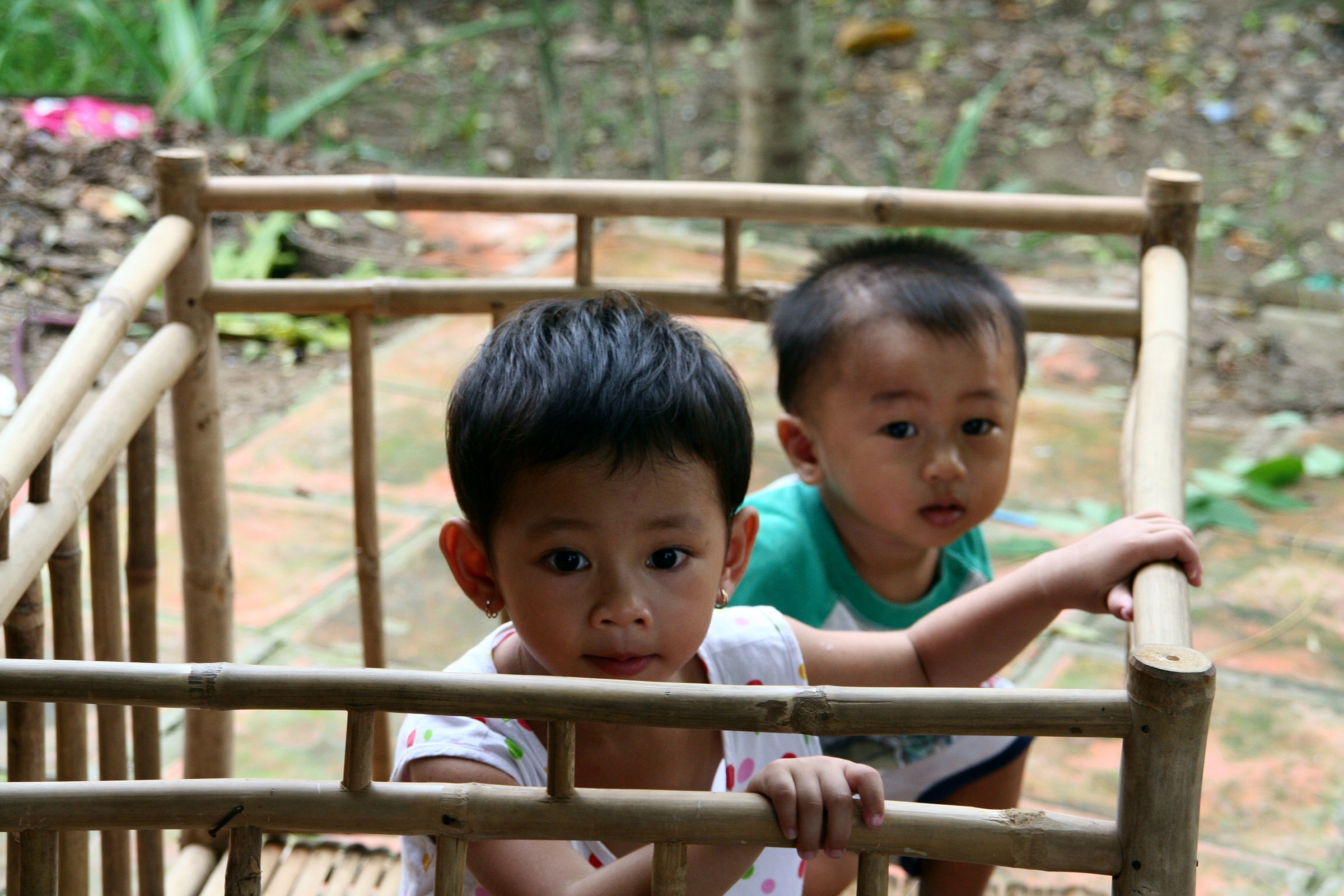 Vietnam Bambini in gabbia...