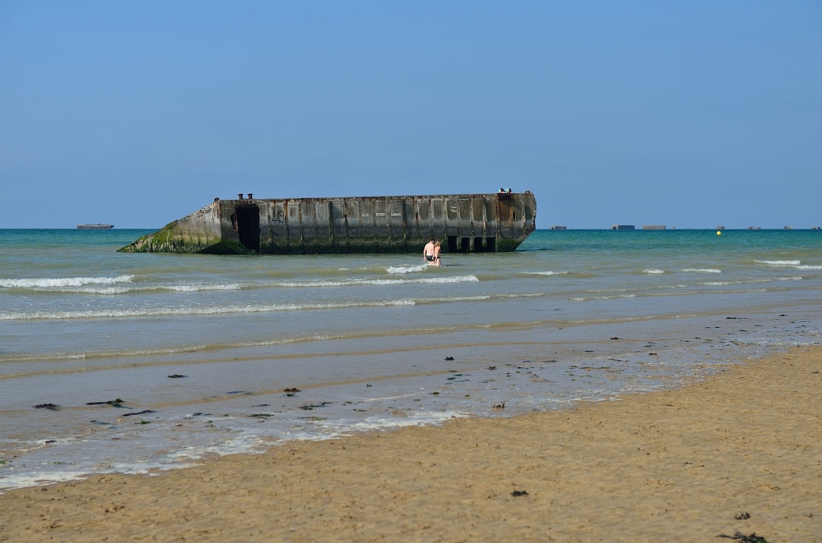 Arromanches - resti di pontili galleggianti in cemento....