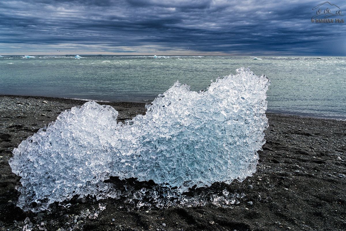 Breidamerkurjokull iceberg arenati sulla spiaggia...