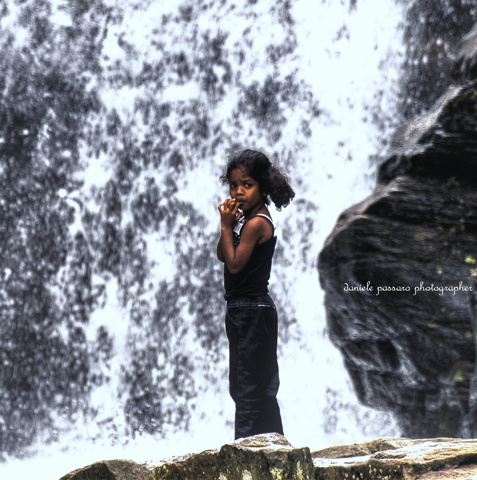 Sei Lanka - La bimba e la cascata...