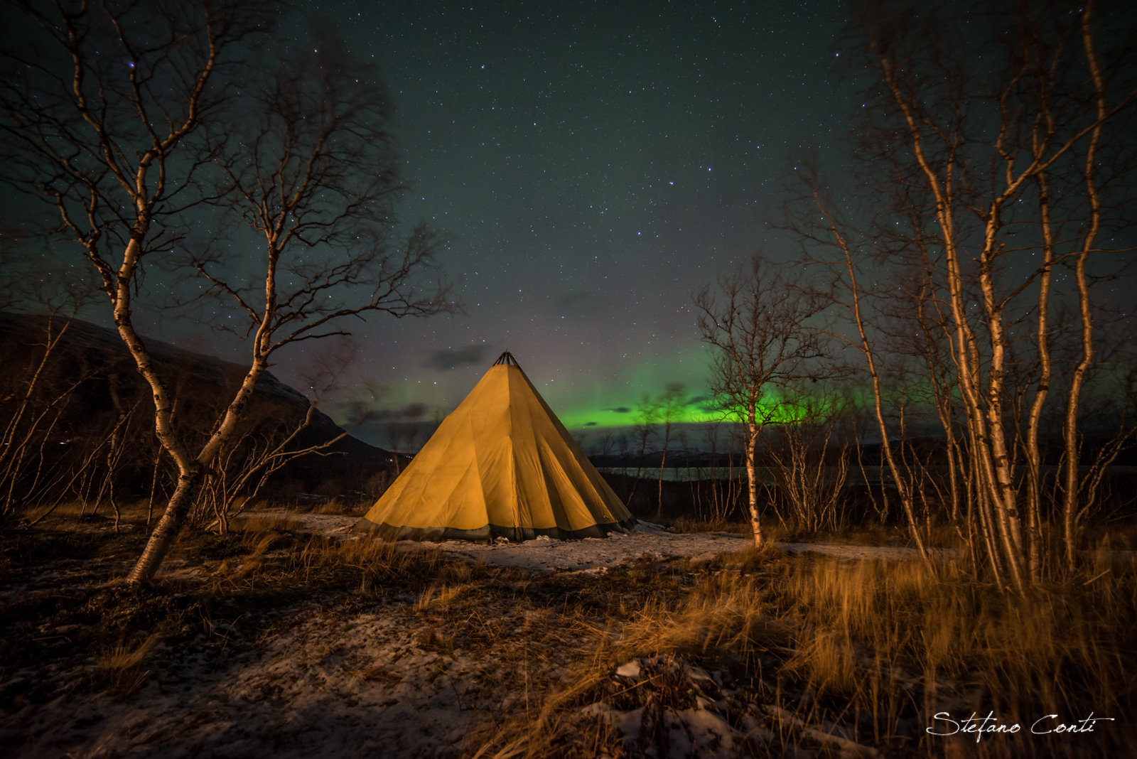 Sami tent by the light of the aurora borealis...