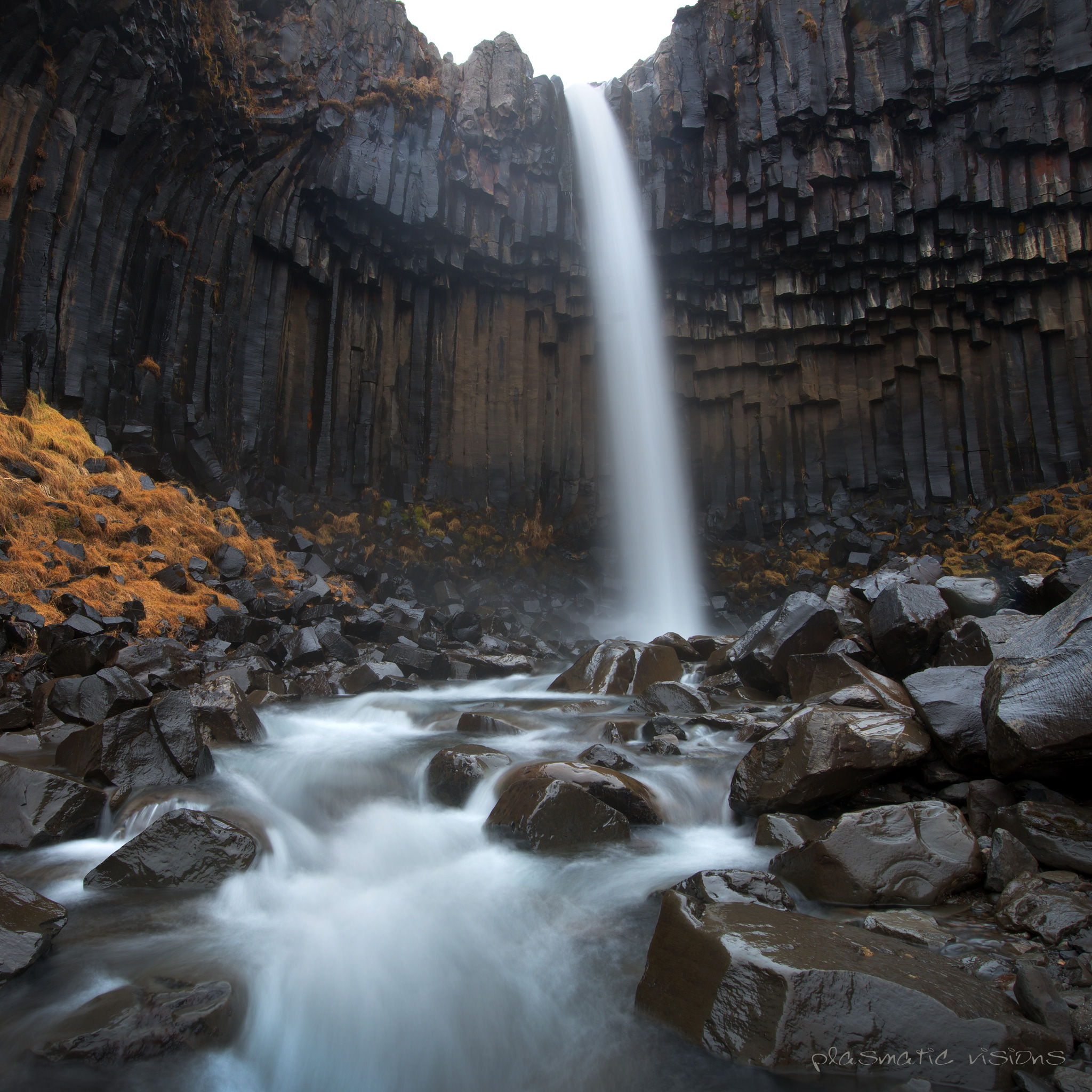 The waterfall Svartifoss...