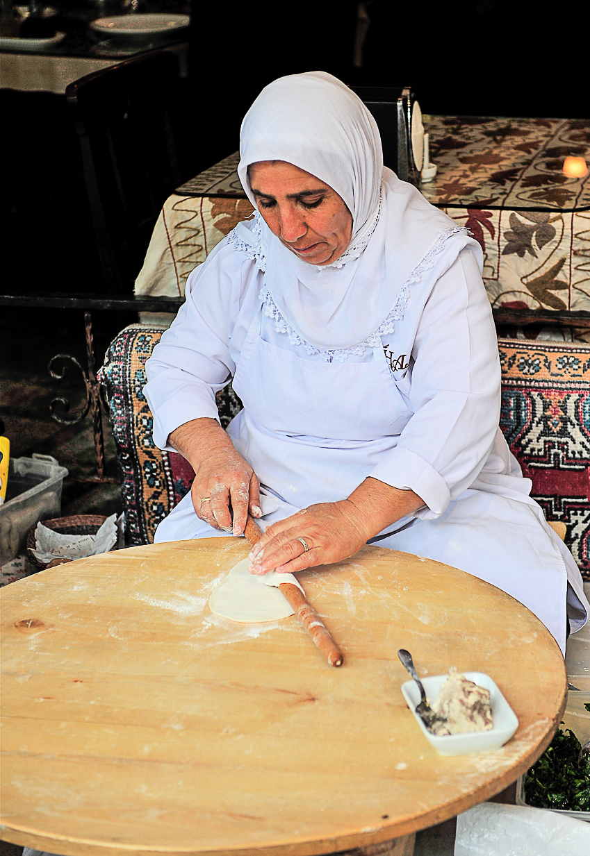 Istanbul-Preparazione del pane locale...
