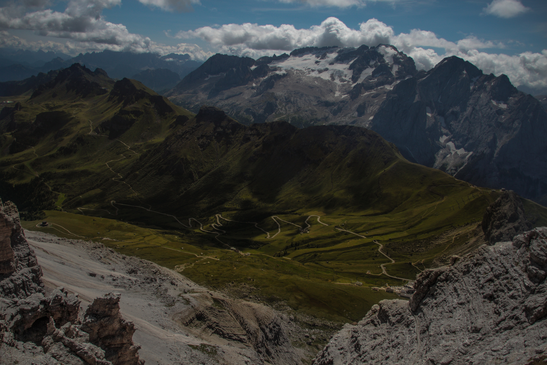 vista dal pordoi sul passo...