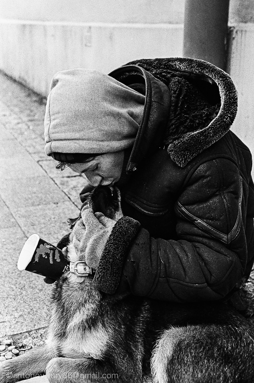 Un ragazzo e il suo cane. Un bacio. Vilnius, Lituania....