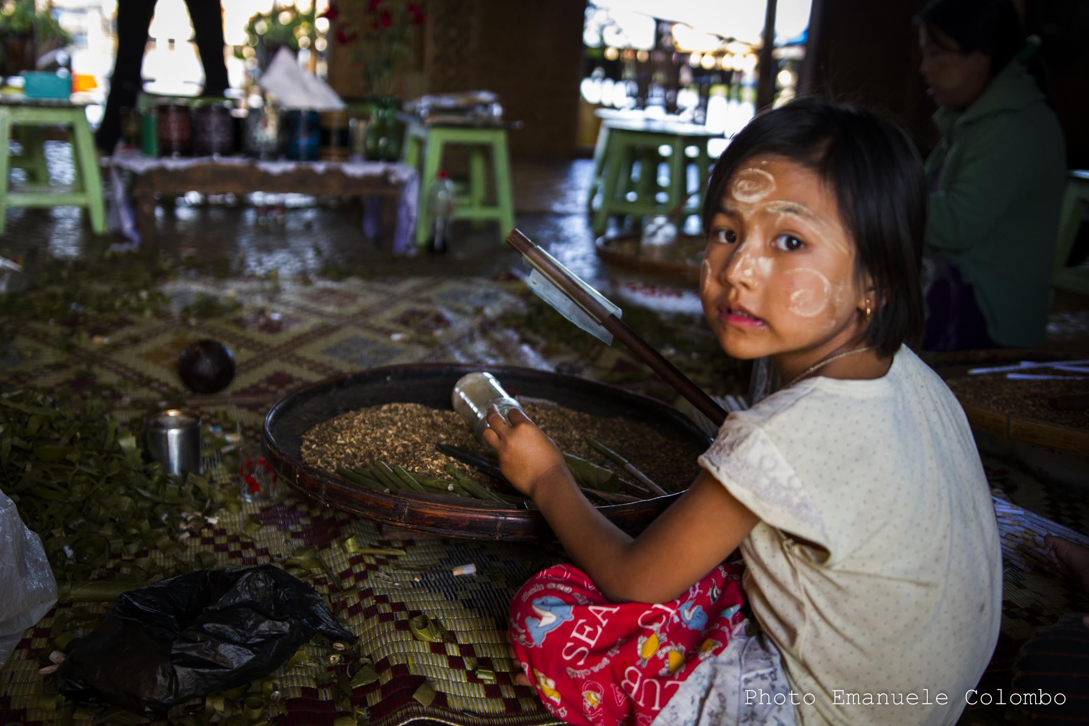 Girl to the production of cigarettes - Inle Lake...