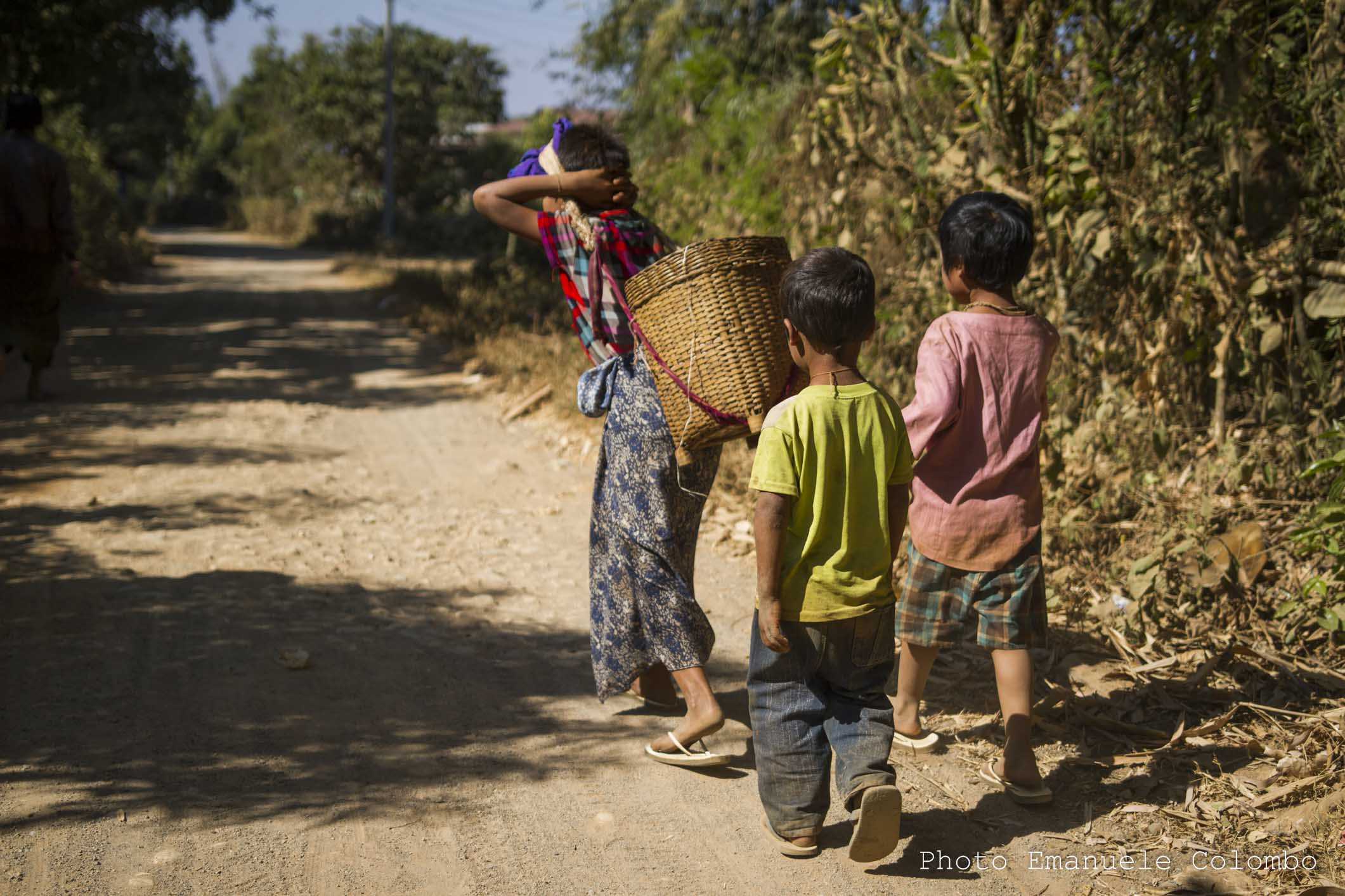 Anche i bambini aiutano - Montagne vicino a Mandalay...