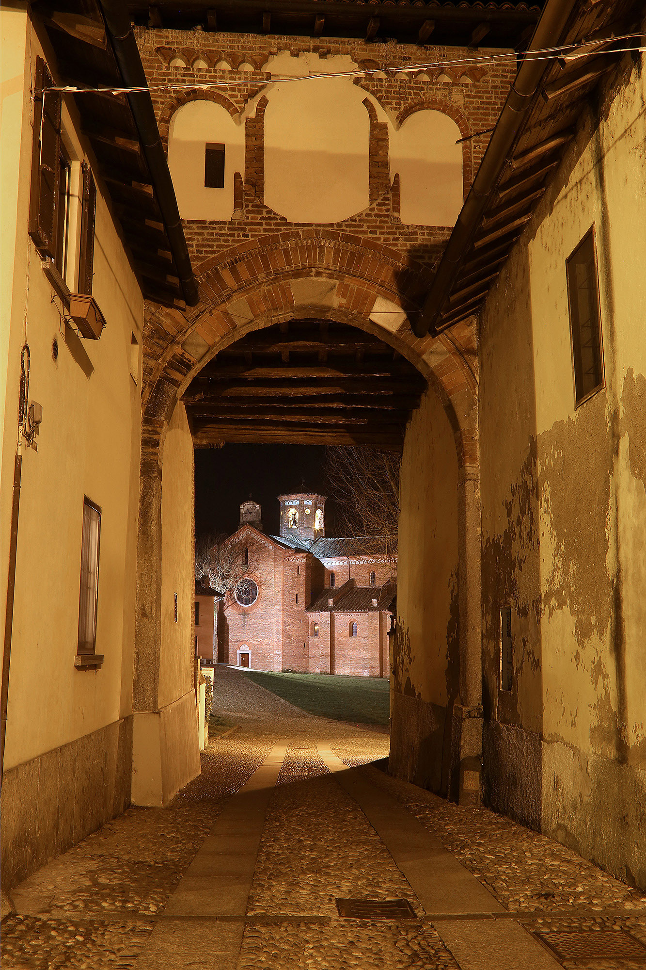 Scorcio abbazia dal paese...