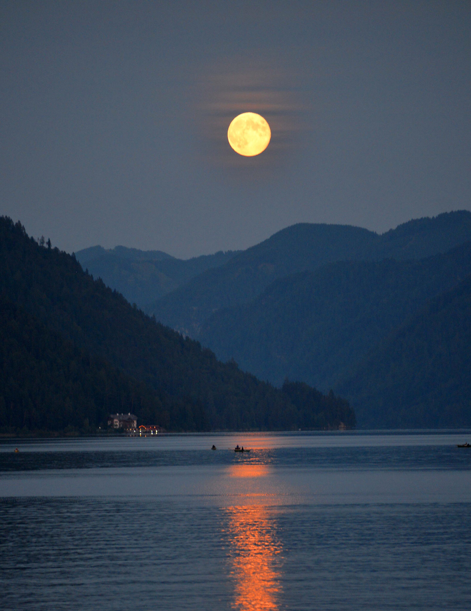 Luna piena sul lago Weissensee(Austria)....