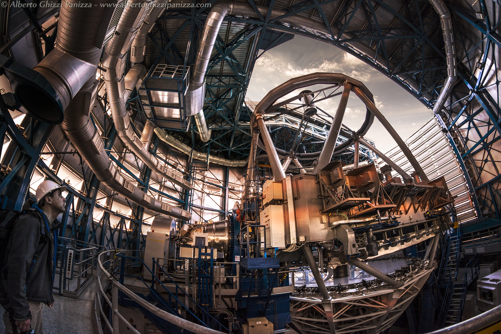 All'interno del telescopio ottico più grande del mondo...