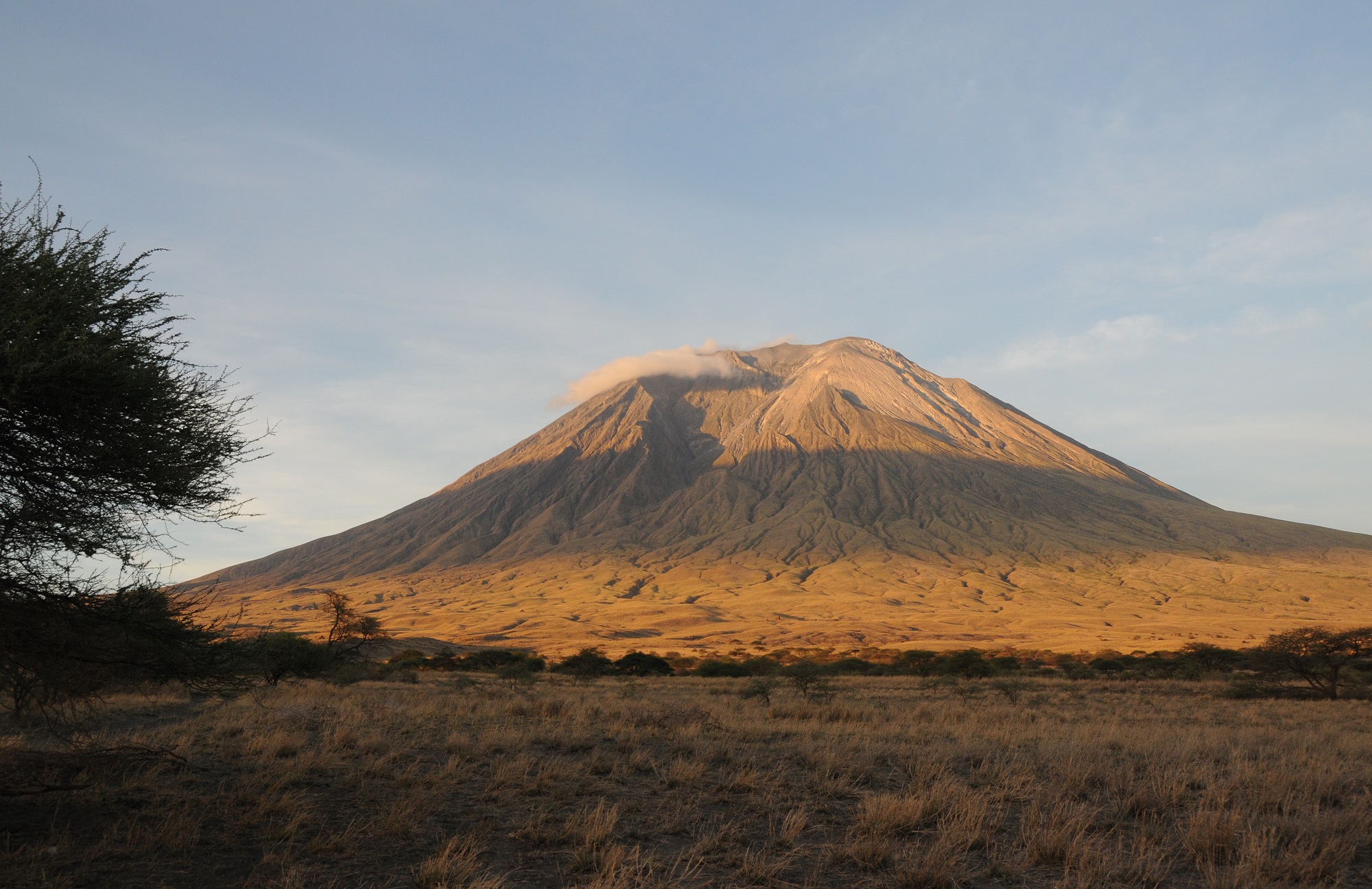 il vulcano sacro dei masai all'alba...