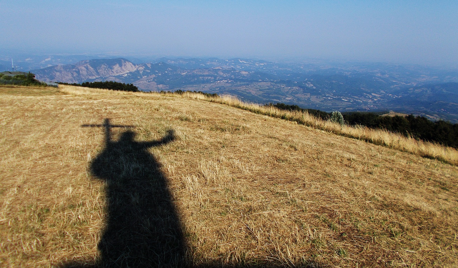 L'ombra del Redentore sul monte Giarolo (m.1473)...