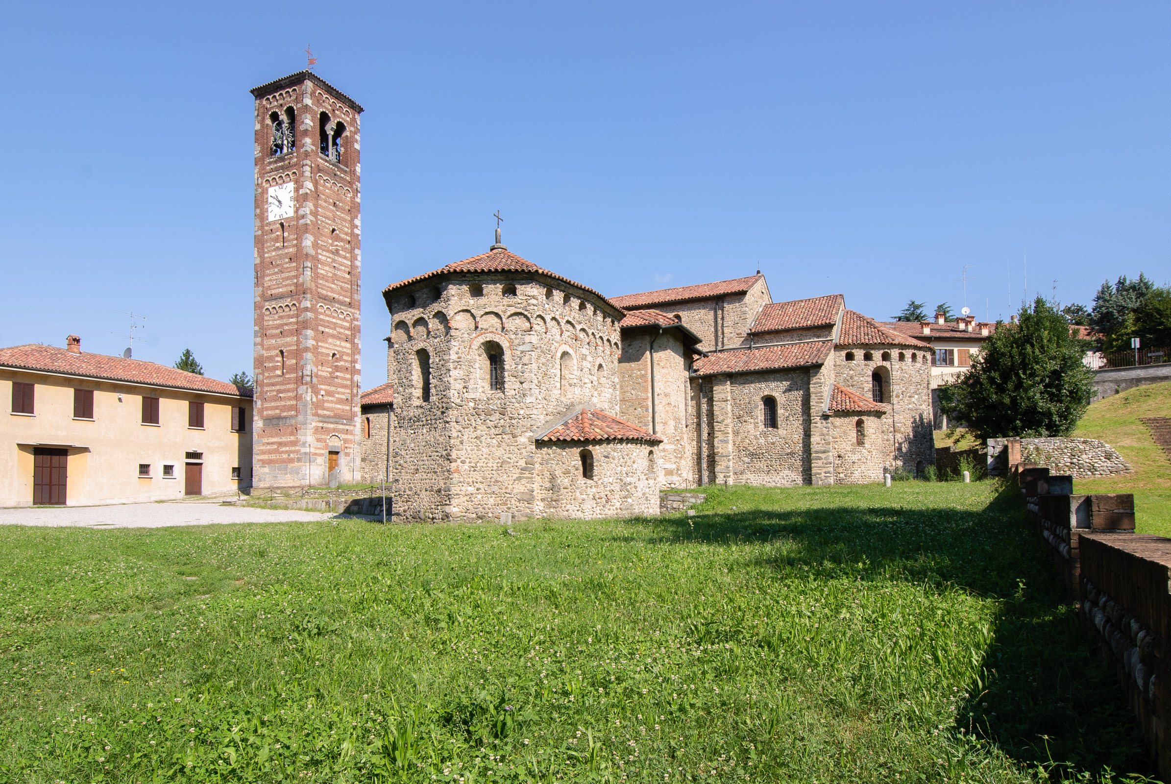 Basilica dei Santi Pietro e Paolo Agliate...