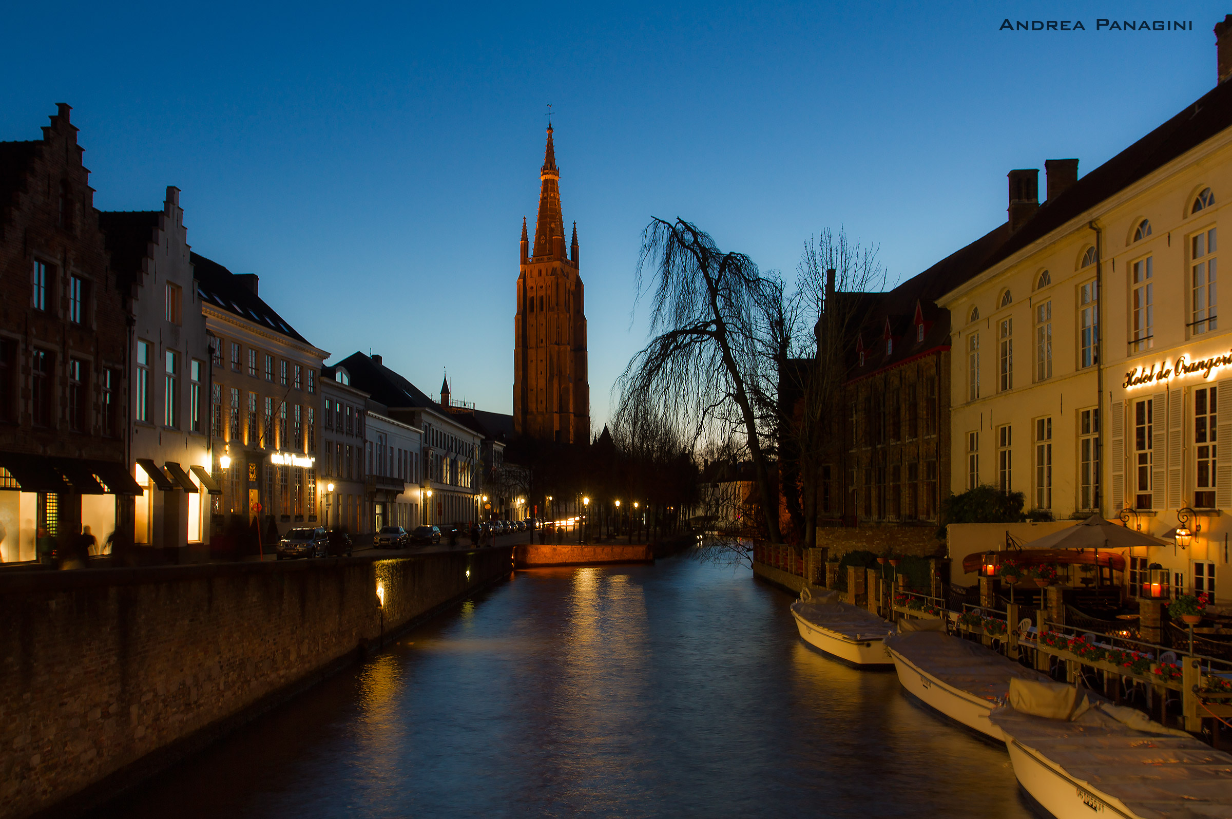 Ora blu sui canali di Bruges...