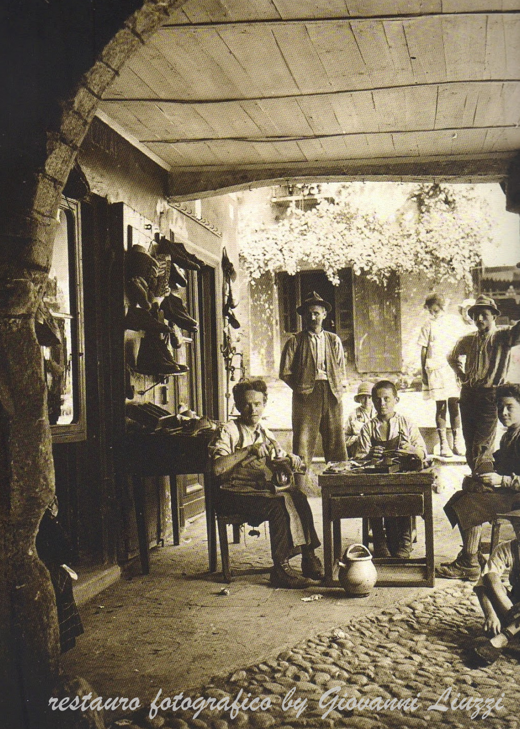 calzolai  al centro di Bari 1890...