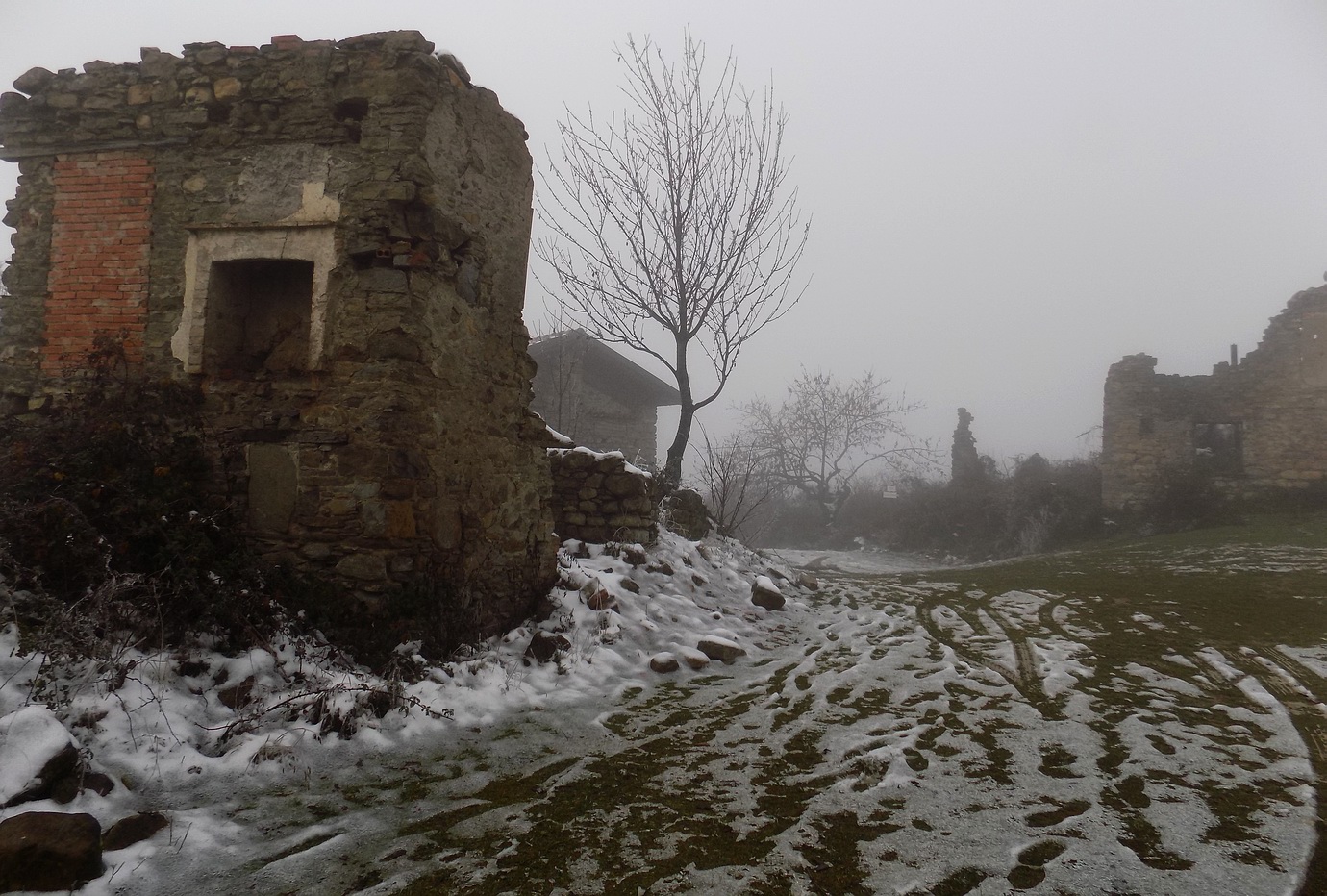 Il paese fantasma di Rivarossa in Val Borbera (al)...