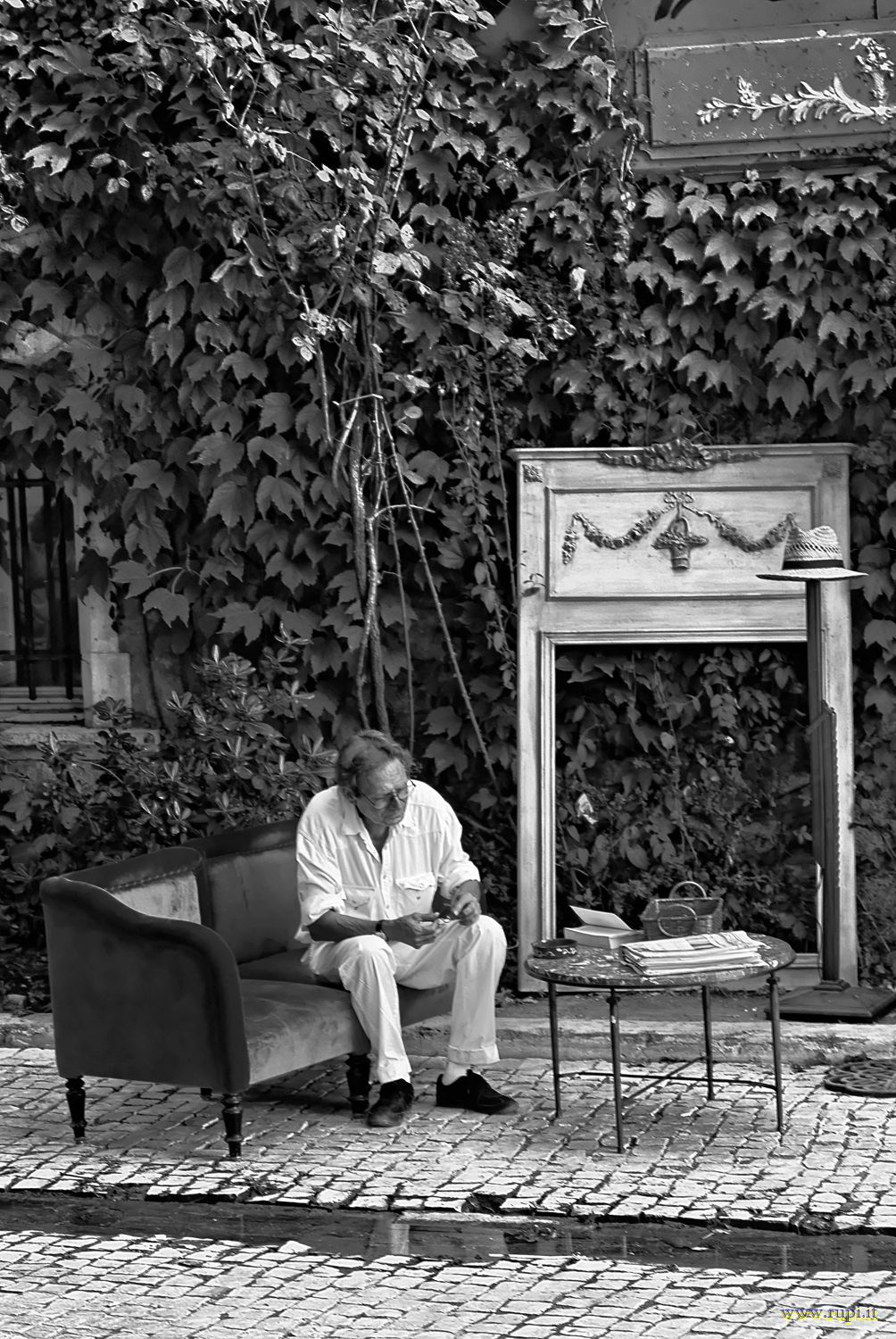 St-Remy-de-Provence - Reading - outdoor 2 B / N...