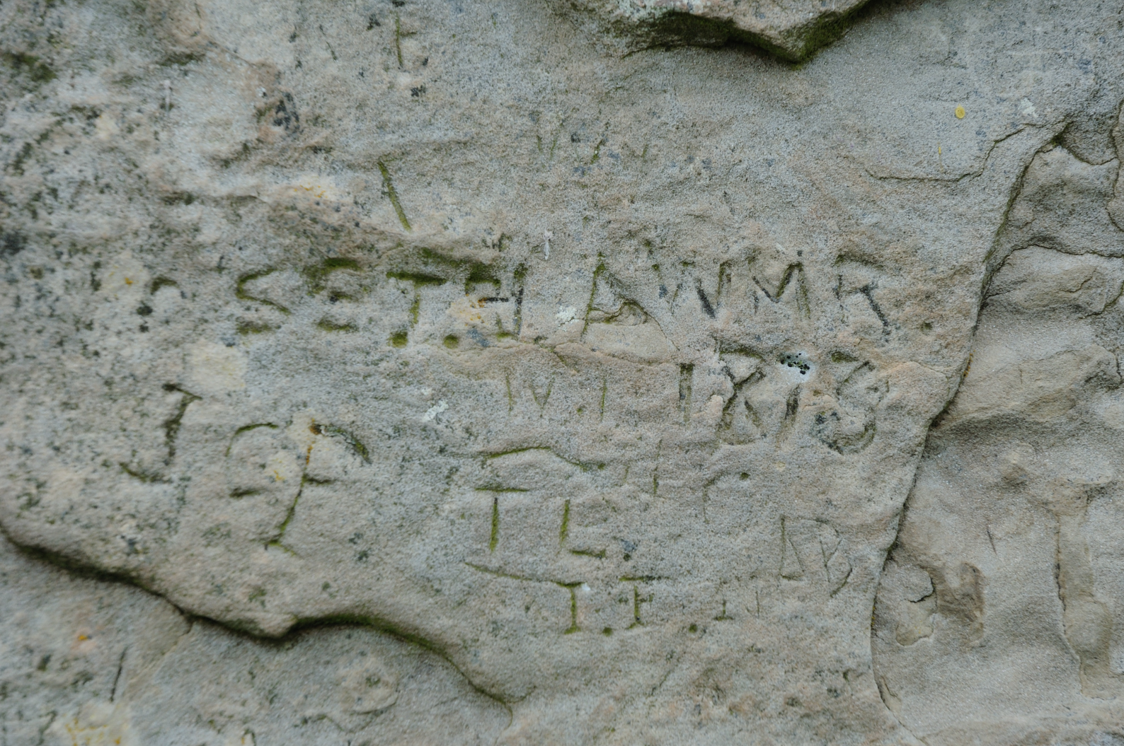 Particolare su dolmen: vandali di ogni epoca...