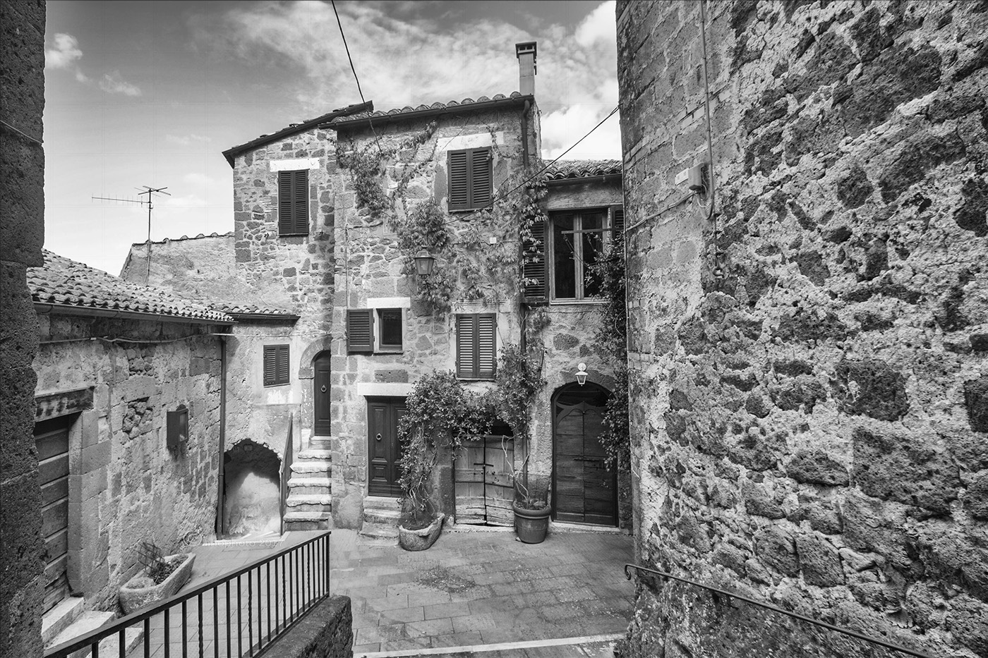 Between the alleys of Pitigliano...
